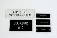 Placas de identificação de equipamentos